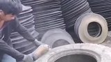 废弃轮胎回收再利用！小伙工作十分努力