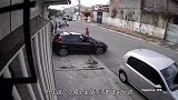 两个男子打劫路人，下一秒扭头就跑，监控拍下全程