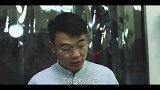 机智大爷染发嫌太贵，想出奇招让小哥染，既省钱又体面