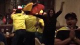 体坛直击：米纳进球绝平瞬间 酒吧内哥伦比亚球迷满血复活