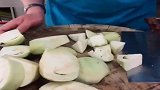 原来饭店里的大厨是这样切茄子的，真是开眼界了！