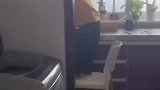 老公被隔离在公司，4岁儿子搭椅子为母亲做饭，照顾生活起居
