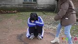 妻子好心收留女孩，丈夫偶然看到女孩的日记，发现她是恩人之女