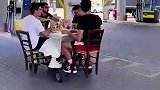 一边开车一边吃席，这个配置好呀