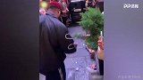 洞再小也能进！胖哥街头射水瓶精准踢进垃圾箱
