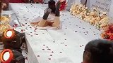 新人结婚现场伴娘献舞，观众看得目瞪口呆