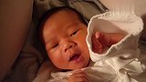 新生儿饿了！小嘴张开找吃的却什么都没有，宝宝有点急了