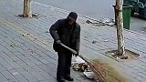 爷爷扫地时不停看向街边柜台，老板察觉后暖心回应