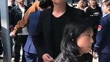 李荣浩过安检，安检小姐姐和他沟通啥呢，你们好奇吗