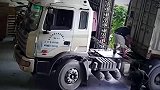 男子发现不对劲立马跳车，下一秒果然出事了，要不是监控谁信