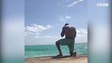 暗箭难防!奥顿海边度假遭一泳装女子RKO袭击
