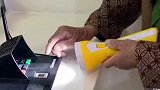 奶奶宁愿打手电筒输密码，也不愿意告诉孙女密码