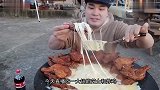韩国大叔极限挑战，“爆辣”泡菜，被辣得满脸通红，真替他胃疼