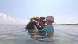 真正的自然分娩！孕妇在海水中生产，宝宝出生那一刻令人惊叹