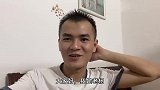 回老家立马买烟茶到老丈人家做客，小舅子摘来自家种的龙眼吃，爽