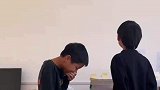 作业没写好老师找我谈话，这么严肃的场合我也不想笑