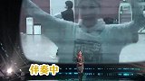 那英假唱翻车！现场歌声响起那英还没举话筒，全程尴尬的背对观众