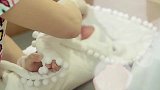 护士把新生儿包裹起来，既温暖又漂亮，宝宝萌萌哒