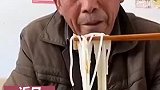 孙女给73岁爷爷送饭，老爷子每天拍视频评价