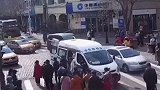 史上最快救援！救护车不慎撞上行人，当即抬走一起去医院…伤者并无大碍安全第一 文明出行