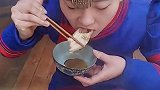 蒙古姑娘吃晚饭，一桌子大鱼大肉，看着太有食欲了