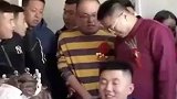 男子不断拍打新郎，引伴郎不满围攻