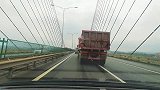 肇庆金马大桥上，泥头车不具备变道条件，强行压线变道安全何在