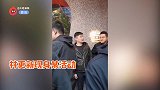 不愧是九亿少女的梦！林更新出场男服务员紧盯，还露出“姨母笑”