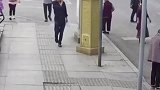 三轮车突然失控，眼看就要撞上路边的老人