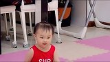 一岁半女儿在家翻箱倒柜,爸爸竟然这样对待女儿,女儿立马跑了