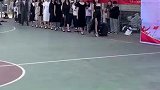 一群小姐姐在篮球场上走秀气质非凡