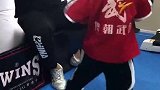 刚四岁的孩子，就被父母送过来练拳击了，我该教他点什么东西