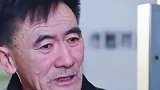 老伴街头意外俩离世，老人怀抱老伴在寒风中