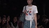 外国美女精彩走秀，白色条纹设计，清新简约