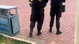 北丘花脸节，不管有多帅的警察都逃不过路人的“黑手”