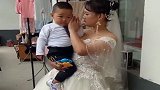 妈妈再婚，两岁的儿子就成了这个样，看着莫名的心酸！