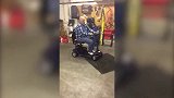 国外搞笑视频，这两个真是花式操作，太好笑了