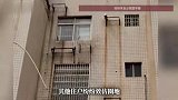 20年前女子带头圈地砌墙，邻居纷纷效仿导致其房屋被堵，20年后多次举报自己违建