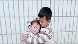 小朋友把妹妹弄哭了，哥哥把妹妹护在胸前，宠妹狂魔上线了