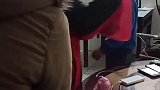 孩子刮到了别人车，父亲登门道歉