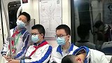 学生早起坐地铁纷纷睡着，六点多就上学他们也很辛苦