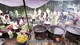 贵州农村办喜酒，全村人都在马路上吃饭，场面太壮观