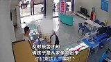 2名女孩变卖电脑，店老板强行关门不让出去，报警后发现另有隐情