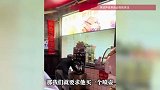 忻州古城一红薯摊主，用嘴喷水清洗烤炉，官方回应：已约谈并要求购置喷壶