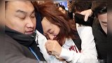 郑俊英回国机场照被评摄影奖 被围堵依偎保镖怀中