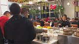还记得兄弟俩的赌约吗？兵哥请客老三样，四娃吃得美滋滋