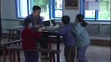 养父生病没钱住院，12岁小男孩煤矿拉黑挣医疗费，让我催然泪下