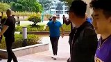 他在球场上就是个神话，没有明星架子，是最帅的球星！