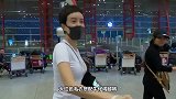 巧巧带儿子现身机场，穿牛仔喇叭裤踩高跟鞋，抱起儿子母爱泛滥