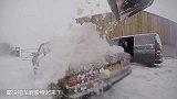 老外在车上堆一个三米高的雪人，也不怕砸下来，受伤住院？